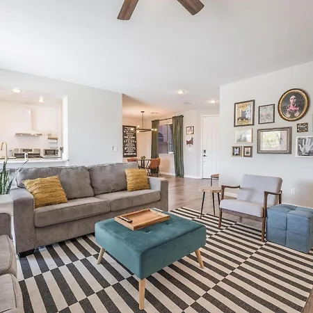 Vegas-Style Desert Luxury: Themed Bedrooms, Game Room, Fire Pit & Jacuzzi. Only 20 Min To The Strip!